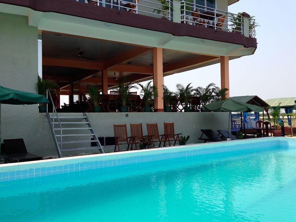 River Dolphin Hotel Кратие Екстериор снимка