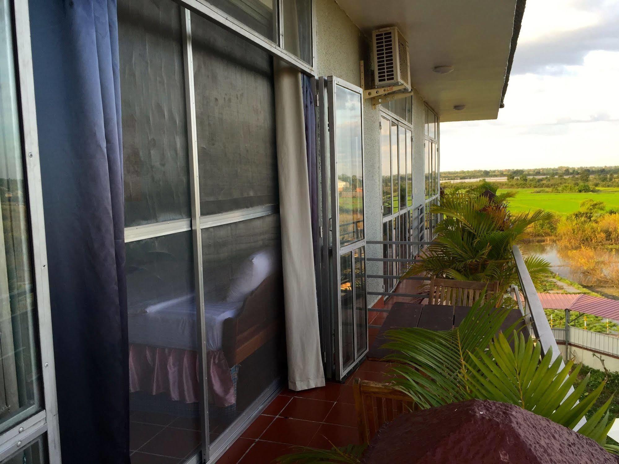 River Dolphin Hotel Кратие Екстериор снимка